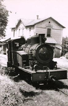 Locomotora del carrilet Olot-Girona sortint de l'estació d'Amer. 1965-1969