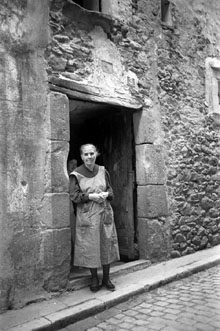 Maria Rabionet, de can Puriol, al portal de casa seva, on havien trobat pressumptament petroli. 29 d'agost de 1957