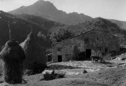 Façana de Can Coll de Té amb un carro i pallers, al fons Les Agudes. 1934