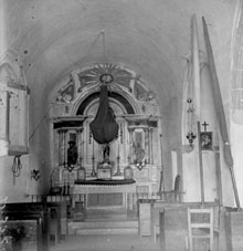 Interior de l'església de Sant Mateu de Joanet amb l'altar i el retaule major. 1897-1920