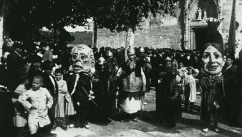 Cavallets i capgrossos davant del Monestir de Sant Esteve, a principi del segle XX. Els cavallets actuaven durant l’entrada de l’Abat