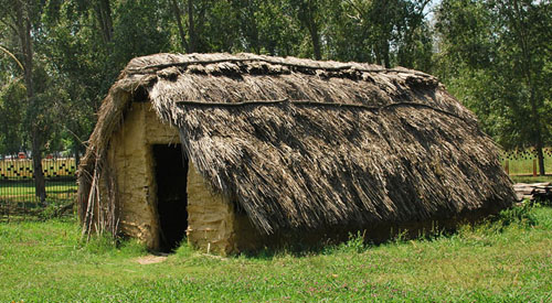 Cabana reconstruïda mitjançant mètodes d'arqueologia experimental al parc neolític de la Draga