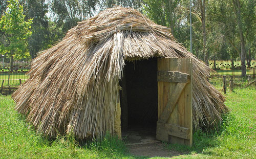 Cabana reconstruïda mitjançant mètodes d'arqueologia experimental al parc neolític de la Draga
