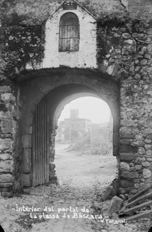 Vista de l'interior del portal de la plaça de Bàscara. 1911-1944