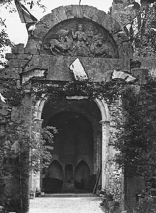 Porta i timpà de Santa Maria de Besalú, a l'emplaçament original. 1914