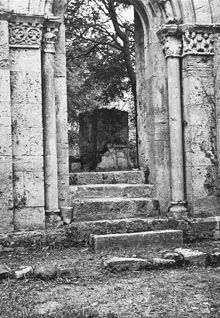 Portal del claustre de Santa Maria de Besalú, abans del trasllat. 1914