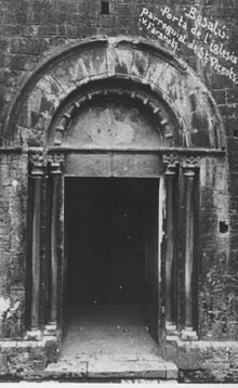 Porta de l'església de Sant Vicenç de Besalú. 1911-1936