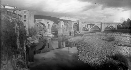 El pont medieval de Besalú dinamitat durant la Guerra Civil. 1941