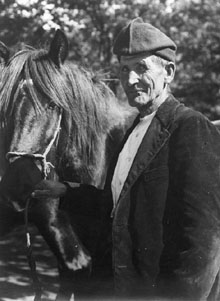 Home de Camprodon amb cavall. Ca. 1932