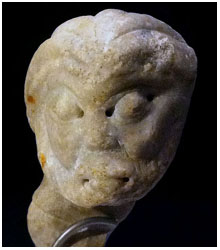 Cap d'home procedent de la portada. Marbre. Mestre de Cabestany, segon ter&ccedil; del segle XII. Col&middot;lecci&oacute; particular