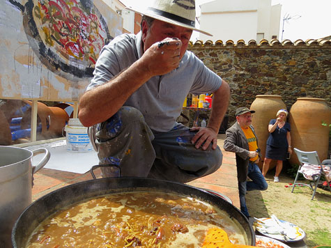 Carles Bros tastant la cassola