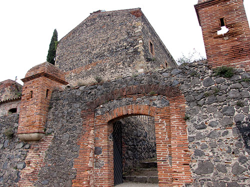 Interior del castell d'Hostalric, portal i torres de guaita
