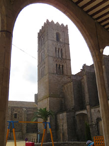 Campanar de la basílica a través dels arcs de la Sala de Contractació