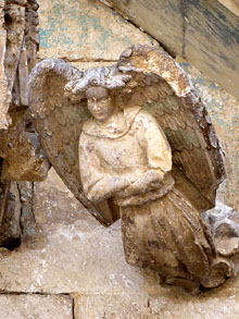 Detall del timpà de la basílica de Santa Maria