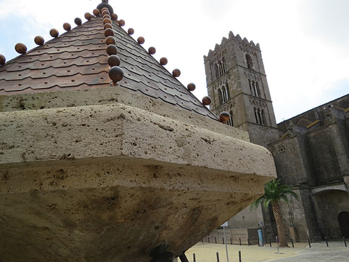 Plaça de mossèn Cinto Verdaguer. La font i la catedral de Santa Maria