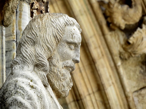 Detall de la façana de la catedral de Santa Maria amb cap d'apòstol