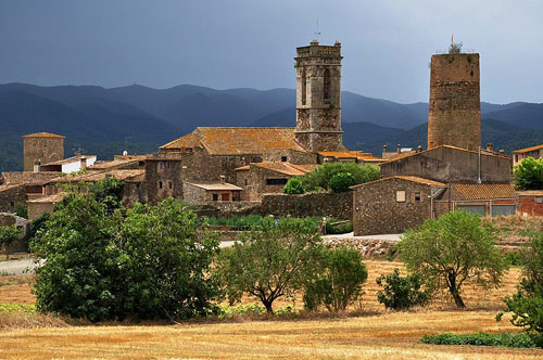 Cruïlles, amb el campanar de l'església de Santa Eulàlia i la torre de l'homenatge del castell