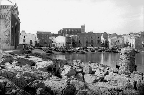 Cala amb barques i cases de L'Escala. 1888-1891