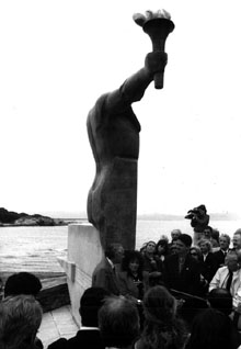 Escultura Lampadòfor de Rosa Serra, a Sant Martí d'Empúries. 1992