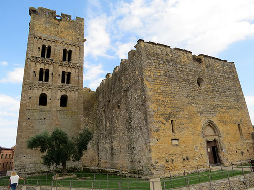 Façana de l'església de Sant Miquel de Fluvià