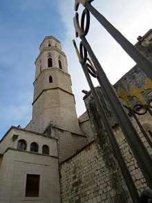 Campanar de l'església de Sant Pere des del monument a Francesc Pujols