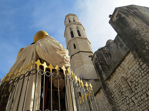 Campanar de l'església de Sant Pere des de la plaça Gala-Salvador Dalí