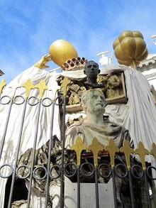 Monument a Francesc Pujols. Plaça Gala-Salvador Dalí