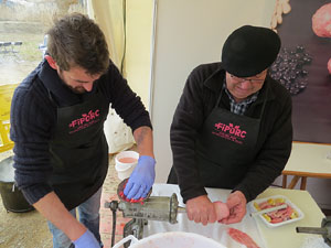 Fira del Porc FIPORC 2015. Elaboració de greixons, botifarres i carn de perol