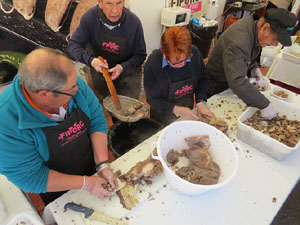 Fira del Porc FIPORC 2015. Elaboració de greixons, botifarres i carn de perol