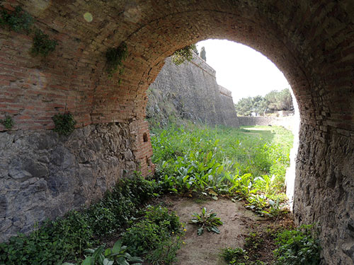 Castell d'Hostalric. Fossat del castell