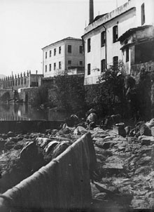 Dones fent la bugada al riu Fluvià al seu pas per Olot. 1888-1910