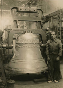 Retrat d'Enric Pagés al costat de la campana Assumpta de la Catedral de Girona després de ser refosa a l'empresa Barberí d'Olot. 1946