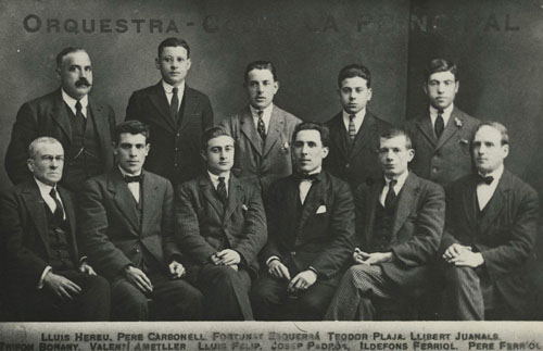 Retrat de grup dels components de l'orquestra-cobla La Principal de Palafrugell. A la part inferior hi figuren els noms dels components. 1920-1930