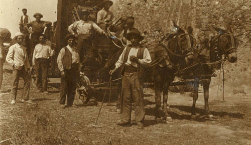El mas Bofill de Sant Joan de Palamós. Grup d'homes treballant amb una màquina. 1900-1920