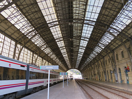 L'estació de tren construïda el 1929. Andanes, construïdes pels tallers de Joan Torras i Guardiola