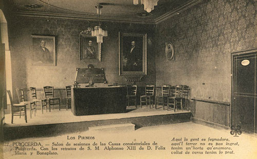 Saló de sessions de l'Ajuntament de Puigcerdà amb els retrats d'Alfons XIII i de Fèlix Maria i Bonaplato. 1900-1930