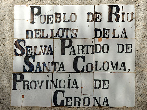 Rètol de rajoles a la façana de Can Fàbrega