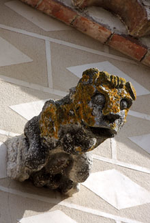 Figures a la façana de l'església de Sant Esteve