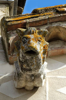 Figures a la façana de l'església de Sant Esteve