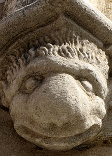 Relleu a la porta de  l'església de Sant Esteve