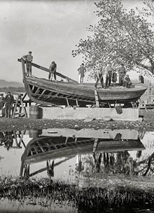 Construcció d'una barca per pescar al bou a la platja de Roses, 1911-1944