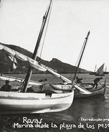 Barques de vela llatina sortint a pescar des de la Platja dels Pescadors, actual Platja de la Punta, Roses, 1911-1930