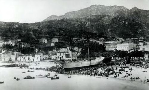 Vaixell tipus goleta construït a la platja de Sant Feliu de Guíxols, abans de ser avarat. Ca. 1880