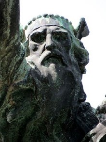 Detall de l'estàtua del comte Arnau a la plaça d'Anselm Clavé