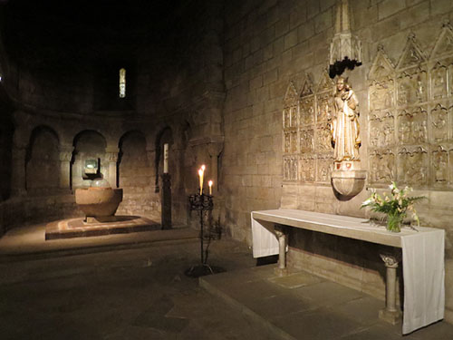 Retaule de Santa Maria la Blanca (1343) i pila baptismal