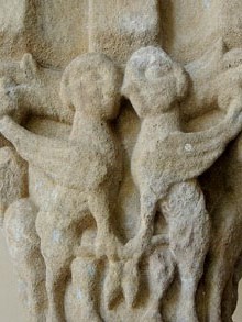Restes del claustre romànic. Detall de capitell