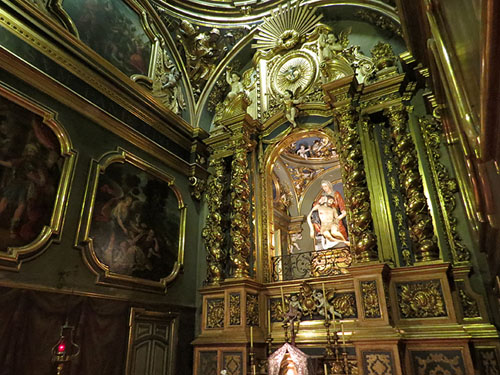 Capella dels Dolors o del Santíssim, d'època barroca, amb cúpula i elements decoratius dels tallistes Josep i Jacint Morató. Notable talla de la Pietat, obra de Josep Viladomat i Massanas
