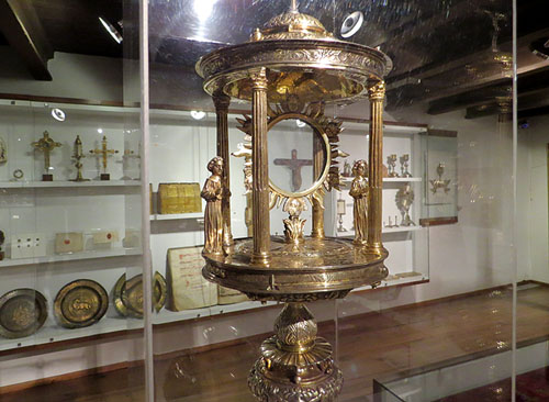 Sala del Museu de Sant Joan de les Abadesses. En primer terme custodia del Corpus Christi. Obra de l'orfebre barceloní Pere Farell, 1584. Argent daurat. Àngels del segle XIV