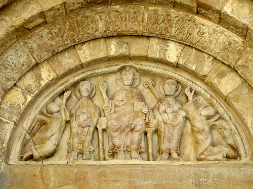Timpà de la portalada de l'església de Sant Pol, a la plaça d'Anselm Clavé