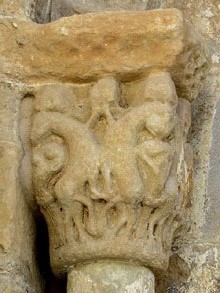 Capitell de la portalada de l'església de Sant Pol